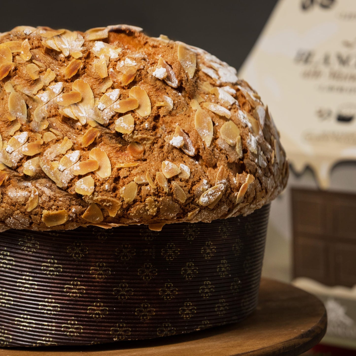 Blanco Natale Panettone alle mandorle e caffè 1 kg + 190 g di crema alla mandorla e caffè